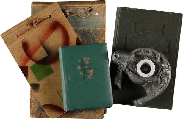 Подборка из 4 альбомов с фотографиями и вырезками на тему скачек. [Белое движение, донские казаки]; чернильница «Донской полк». [20-30 гг. XX в.]